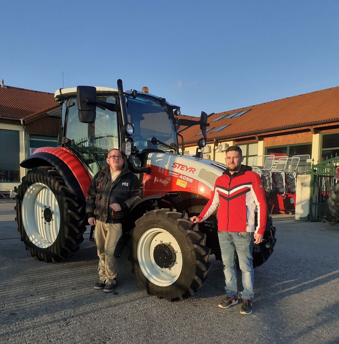 Ein STEYR 4095 KOMPAKT HILO Landtechnik Sederl